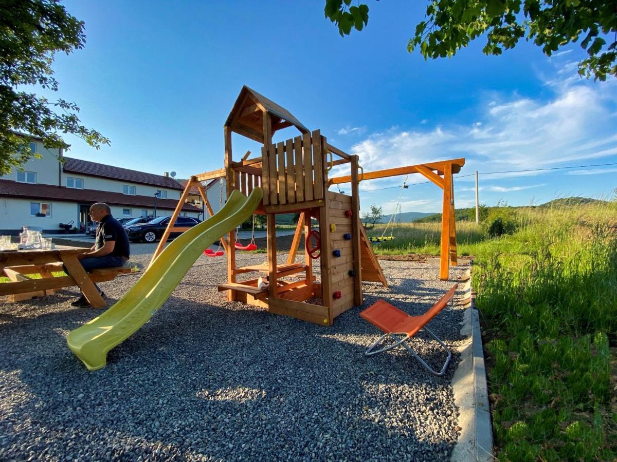 Apartmani Fenestra Otočac Exteriör bild