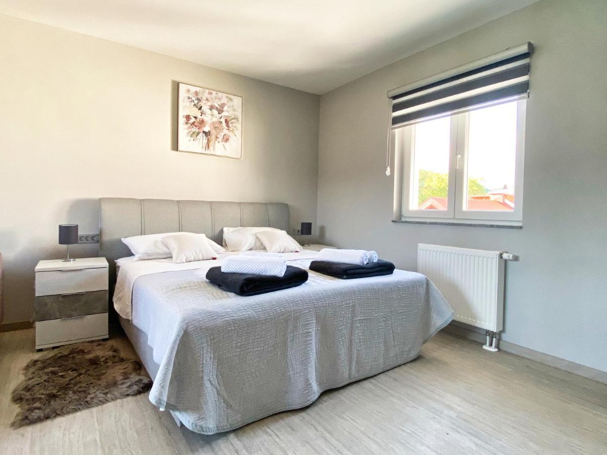 Apartmani Fenestra Otočac Exteriör bild
